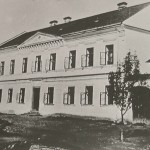 1890: Stará obecná škola před  vybudováním 2. patra
